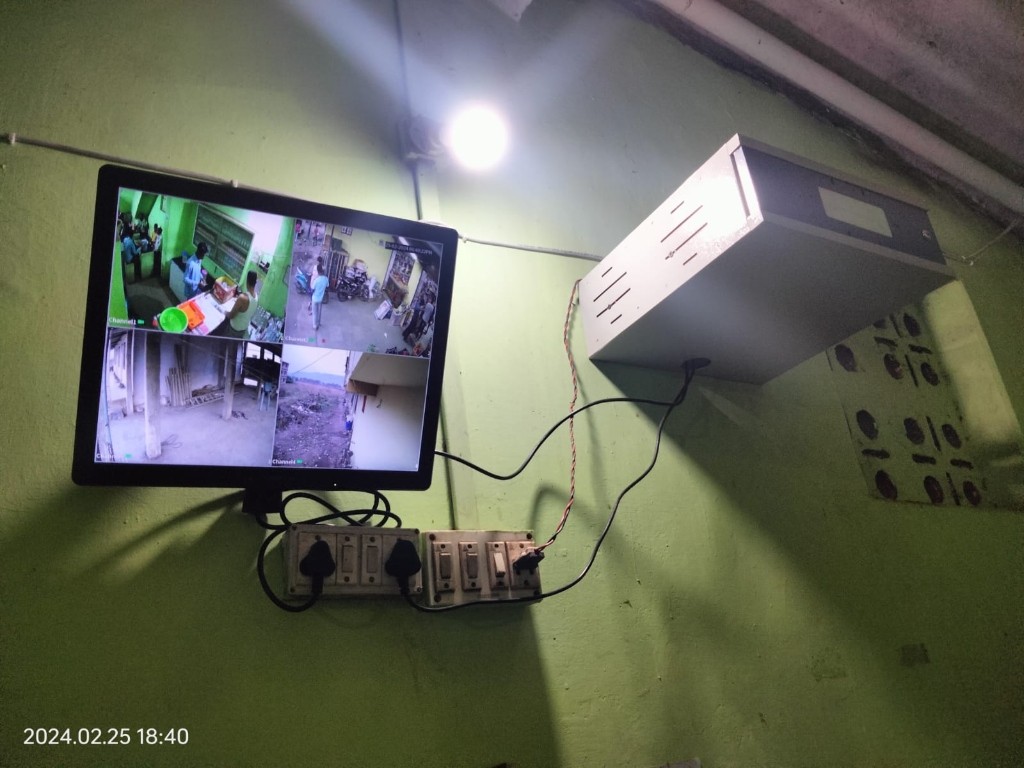 Retail Shop 4-Channel Live Monitor with 2U Wall Mount Rack